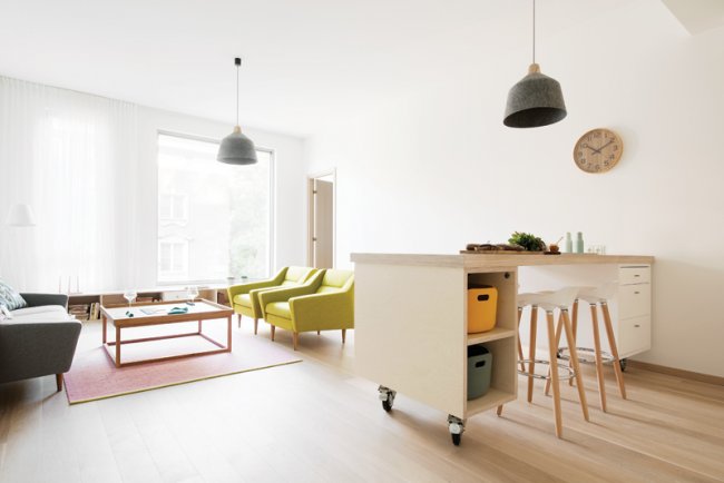 Esimese asjana Eesti disaini kõrval püüab elutoas pilku suur ekraanaken ja aknast paistev maaliline vana kivimaja fassaad. home-decor3